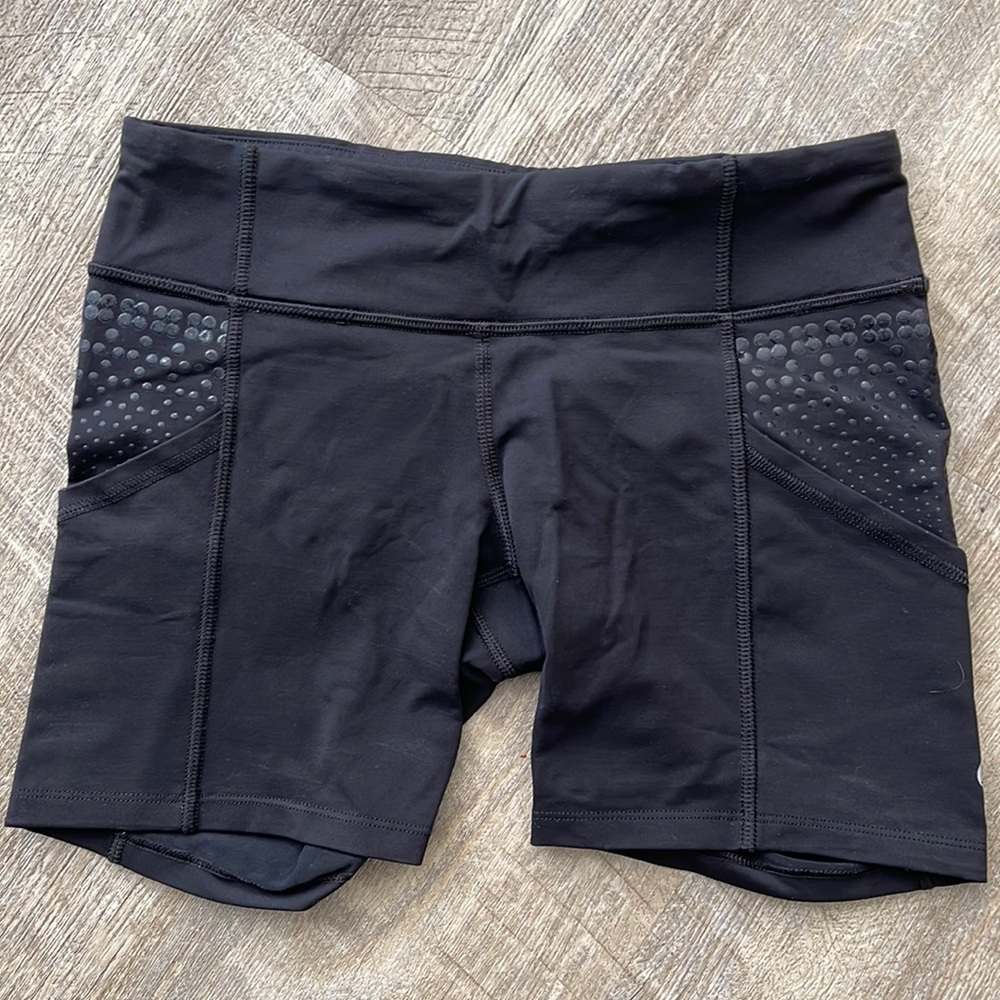 VEUC Lululemon black shorts size 6